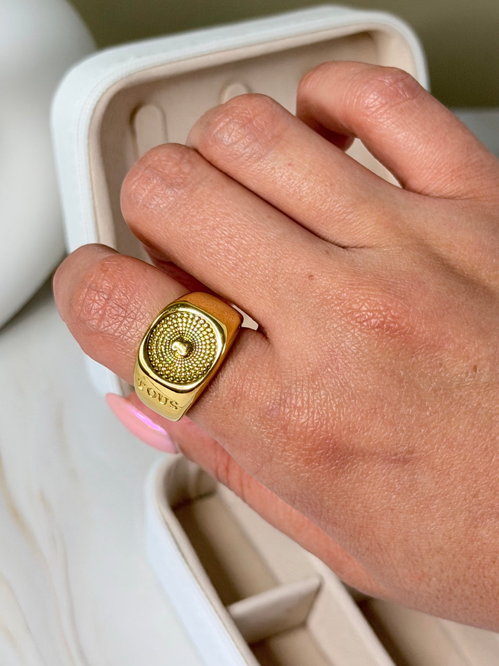 Golden T🐻us Ring